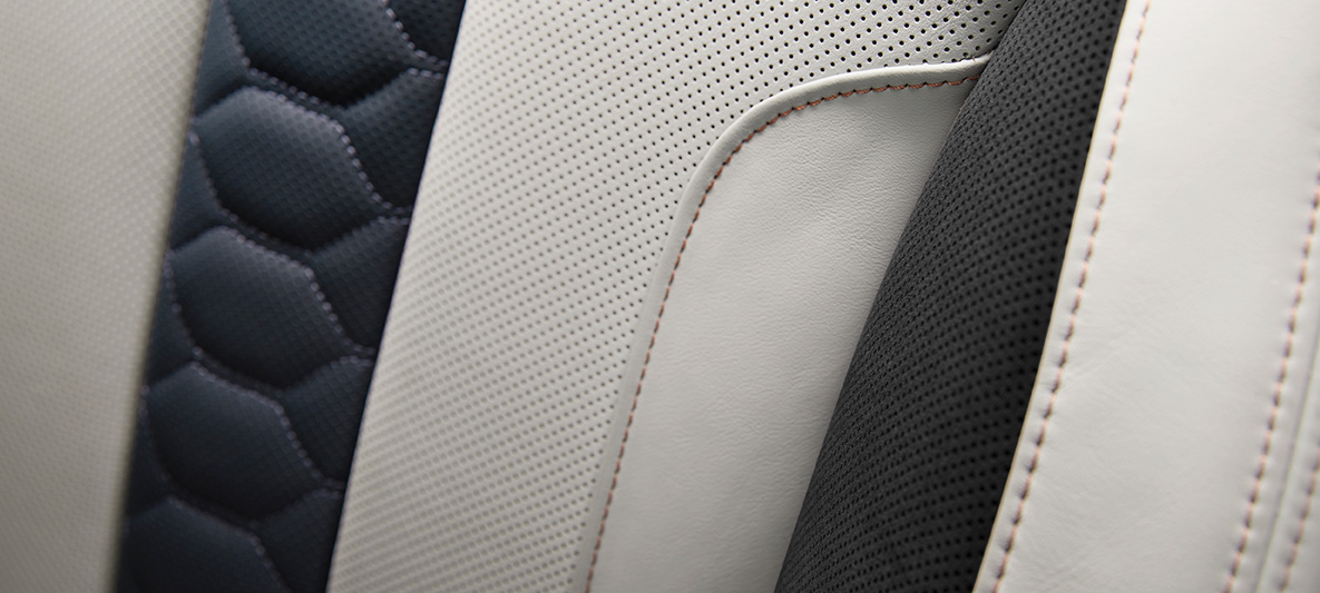 BMW X6 M First Edition, F96, 2020, salons, daudzfunkciju sēdekļi, pilna Merino/Alcantara ādas apdares kombinācija Silverstone/Night Blue krāsā, kontrastējošs šuvums Sakhir Orange krāsā, detalizēts skats BMW X6 M First Edition, F96, 2020, salons, daudzfunkciju sēdekļi, pilna Merino/Alcantara ādas apdares kombinācija Silverstone/Night Blue krāsā, kontrastējošs šuvums Sakhir Orange krāsā, detalizēts skats