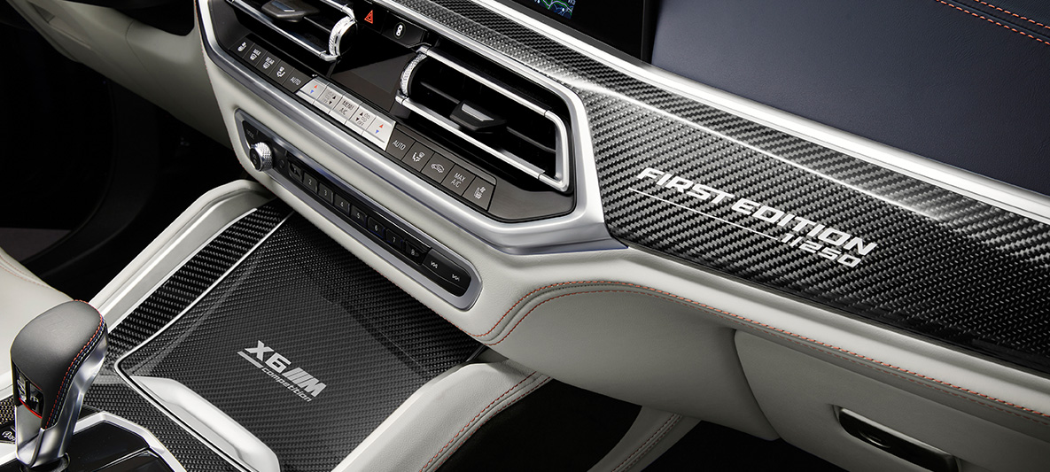 BMW X6 M First Edition, F96, 2020, “Carbon Fibre” salona apdares elementi ar uzrakstu “First Edition” BMW X6 M First Edition, F96, 2020, “Carbon Fibre” salona apdares elementi ar uzrakstu “First Edition“