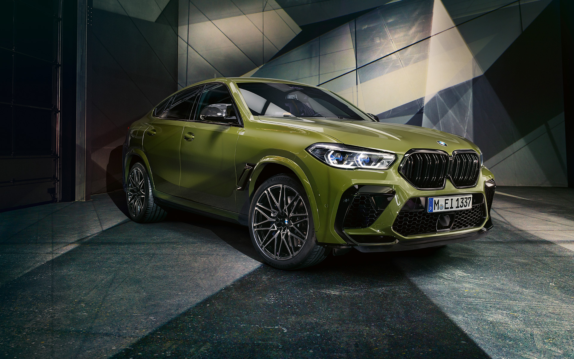 M dubultais elipsveida režģis, BMW X6 M Competition F96 M dubultais elipsveida režģis, BMW X6 M Competition F96, 2020, SUV, BMW Individual īpašā Urban Green krāsa, SUV, trīs ceturtdaļu priekšpuses skats
