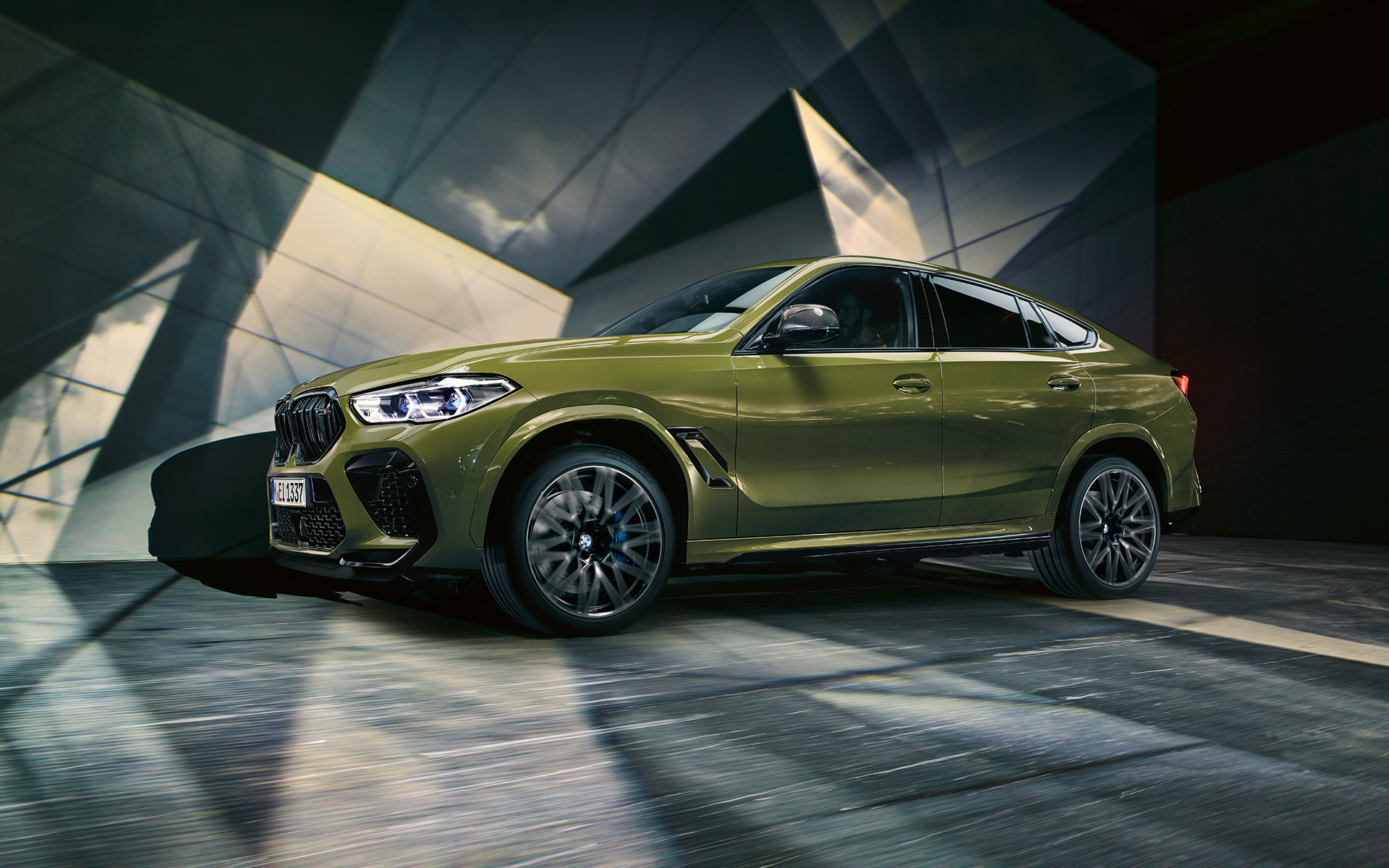 BMW X6 M Competition, sānskats, F96 BMW X6 M Competition ar M vieglmetāla diskiem, F96, 2020, BMW Individual īpašā Urban Green krāsa, sānskats