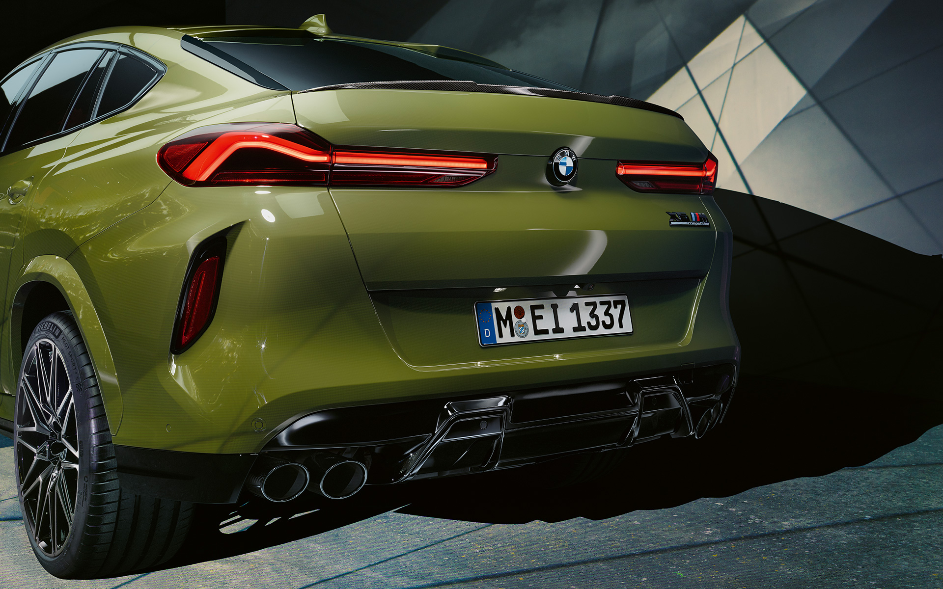 BMW X6 M Competition, trīs ceturtdaļu aizmugures skats, F96 BMW X6 M Competition ar M sporta izplūdes sistēmu, F96, 2020, SUV, BMW Individual īpašā Urban Green krāsa, trīs ceturtdaļu skats, tuvplāns, aizmugure