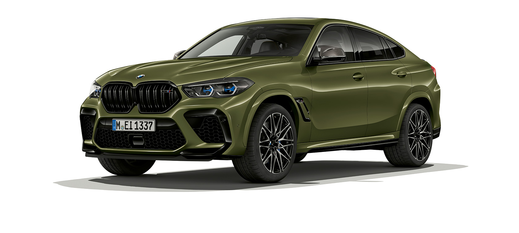 BMW X6 M Competition, trīs ceturtdaļu sānskats, F96 BMW X6 M Competition F96, 2020, SUV, BMW Individual īpašā Urban Green krāsa, SUV, trīs ceturtdaļu sānskats