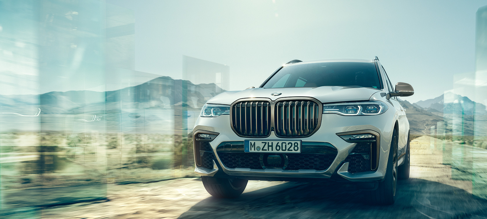 BMW X7 M50i, priekšpuses skats BMW X7 M automobilis M50i, Mineral White krāsa, G07, stāvošs, priekšpuses skats