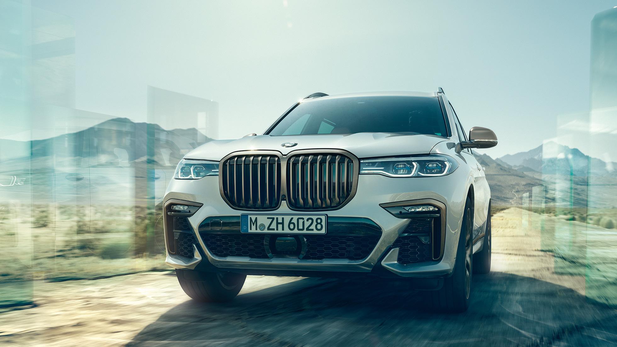 BMW X7 M50d, aizmugures skats BMW X7 M50d Mineral White krāsā, priekšpuses skats, G07, 2019