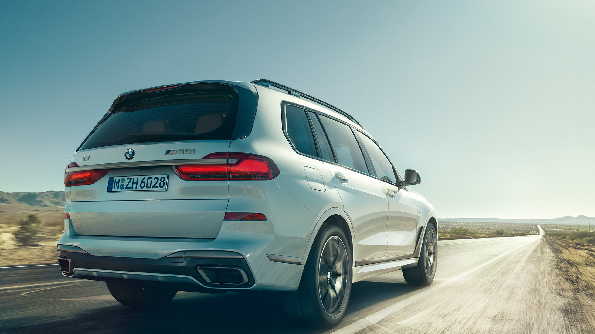 BMW X7 M50i, trīs ceturtdaļu skatā no aizmugures BMW X7 M50i Mineral White krāsā, trīs ceturtdaļu skatā no aizmugures, G07, 2019