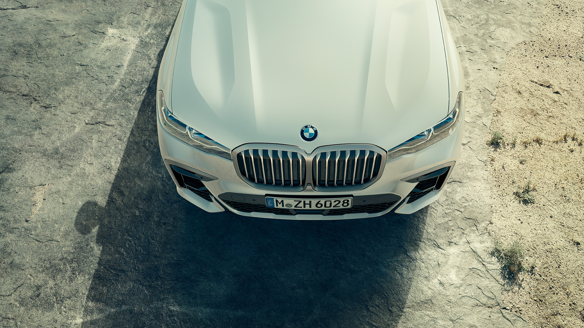 BMW X7 M automobilis, priekšpuse ar BMW elipsveida režģi BMW X7 M automobilis M50i, priekšpuse un dzinēja pārsegs skatā no putna lidojuma, G07, 2019