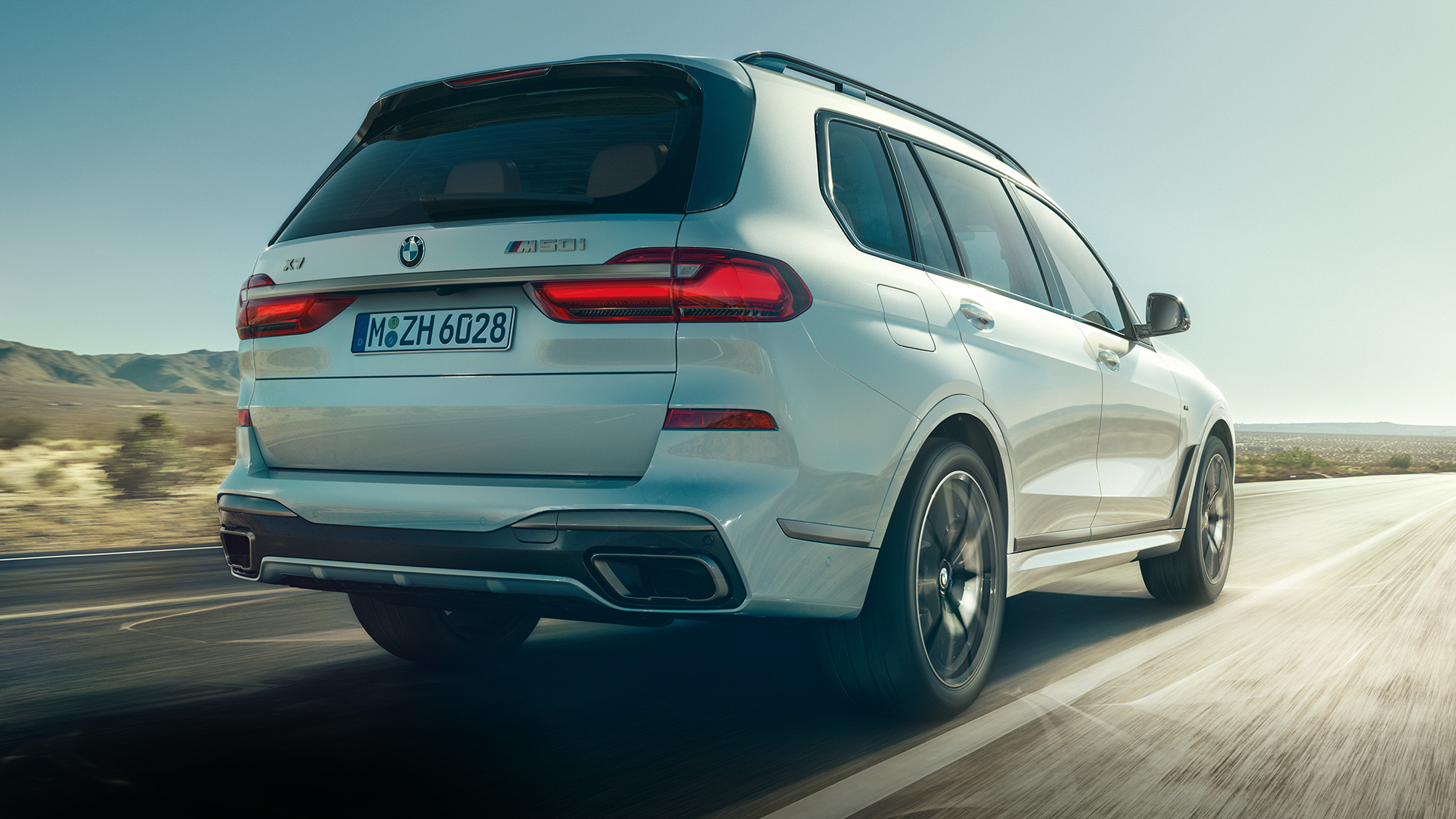 BMW X7 M50i, aizmugures skats BMW X7 M50i Mineral White krāsā, braucošs, skatā no aizmugures, G07, 2019