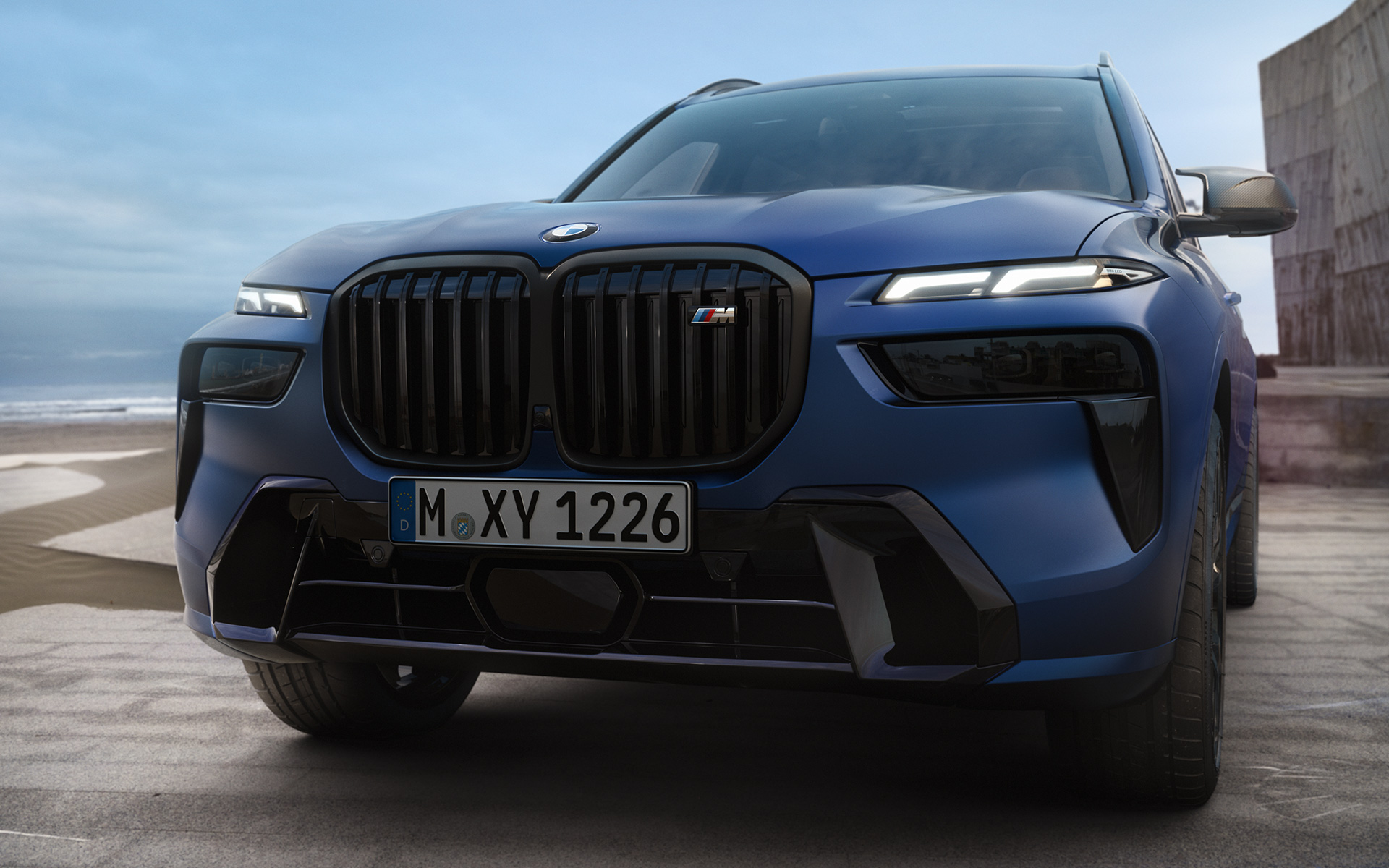 Priekšdaļa, BMW X7 M60i xDrive, G07, LCI, Frozen Marina Bay Blue krāsa, stāvošs automobilis, tuvplāns Priekšdaļa, BMW X7 M60i xDrive, G07, LCI, Frozen Marina Bay Blue krāsa, stāvošs automobilis, tuvplāns