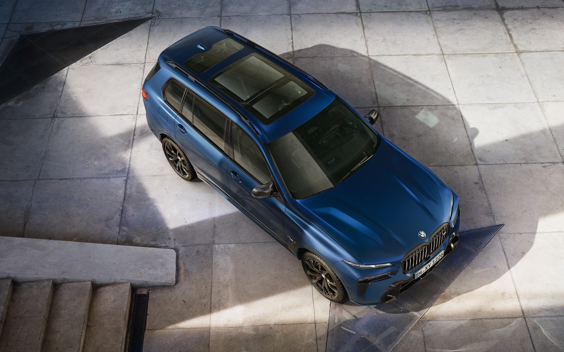 BMW X7 M60i xDrive, G07, LCI, Frozen Marina Bay Blue krāsa, stāvošs automobilis, skats no putna lidojuma BMW X7 M60i xDrive, G07, LCI, Frozen Marina Bay Blue krāsa, stāvošs automobilis, skats no putna lidojuma