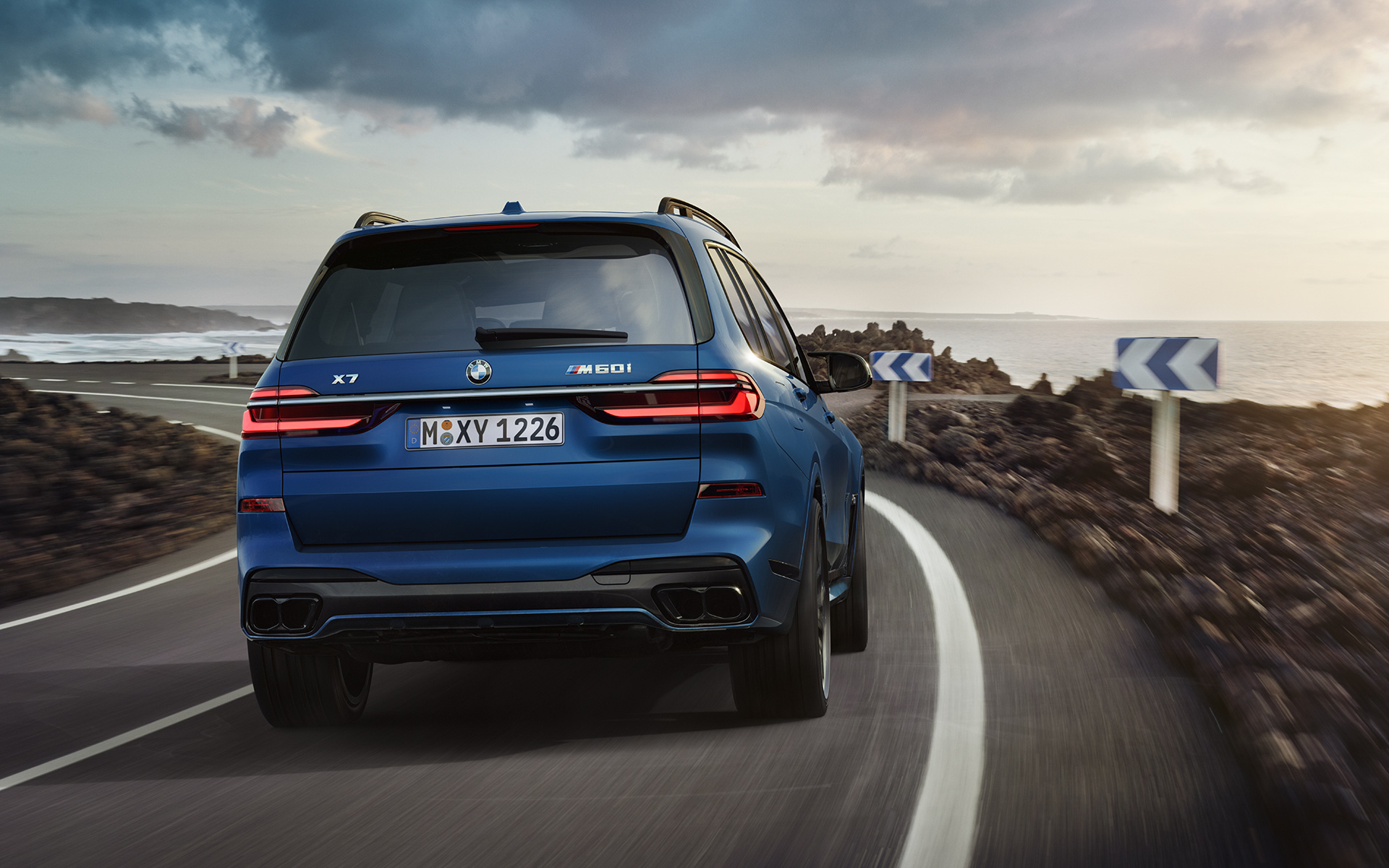BMW X7 M60i xDrive, G07, LCI, Frozen Marina Bay Blue krāsa, aizmugures skats, braucienā BMW X7 M60i xDrive, G07, LCI, Frozen Marina Bay Blue krāsa, aizmugures skats, braucienā
