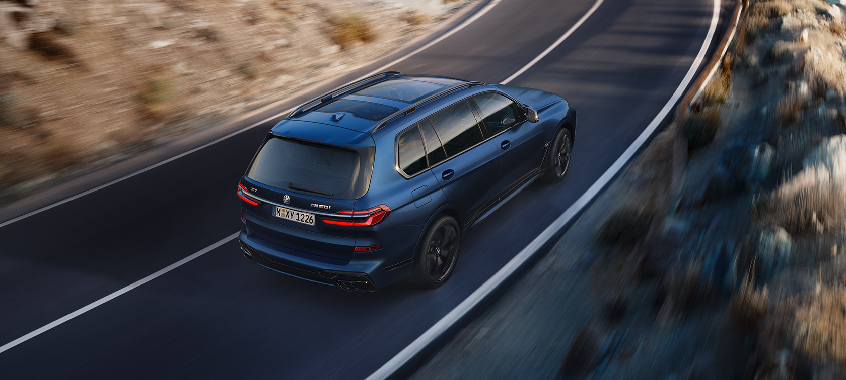 BMW X7 M60i xDrive, G07, LCI, Frozen Marina Bay Blue krāsa, trīs ceturtdaļu aizmugures skats, skats no putna lidojuma, braucienā BMW X7 M60i xDrive, G07, LCI, Frozen Marina Bay Blue krāsa, trīs ceturtdaļu aizmugures skats, skats no putna lidojuma, braucienā pa ielu