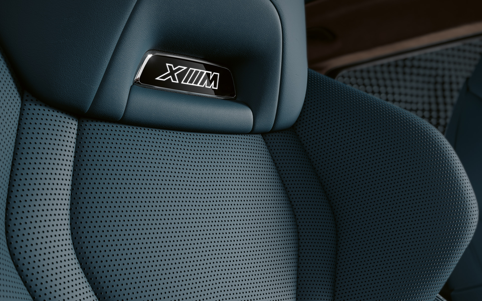 BMW XM, G09, multifunkciju sēdekļi ar izgaismotu M emblēmu BMW XM, G09, multifunkciju sēdekļi ar izgaismotu M emblēmu