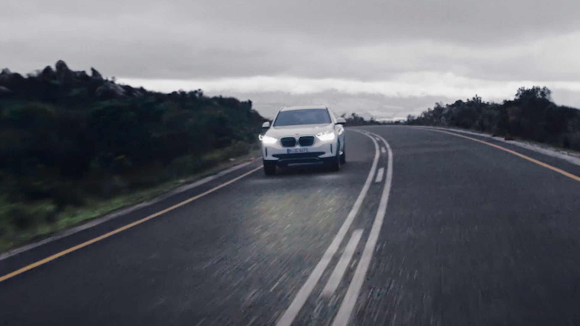 BMW iX3 G08, braukšanas dinamika, video BMW iX3, G08, 2020, metāliska Mineral White krāsa, braukšanas dinamika, video