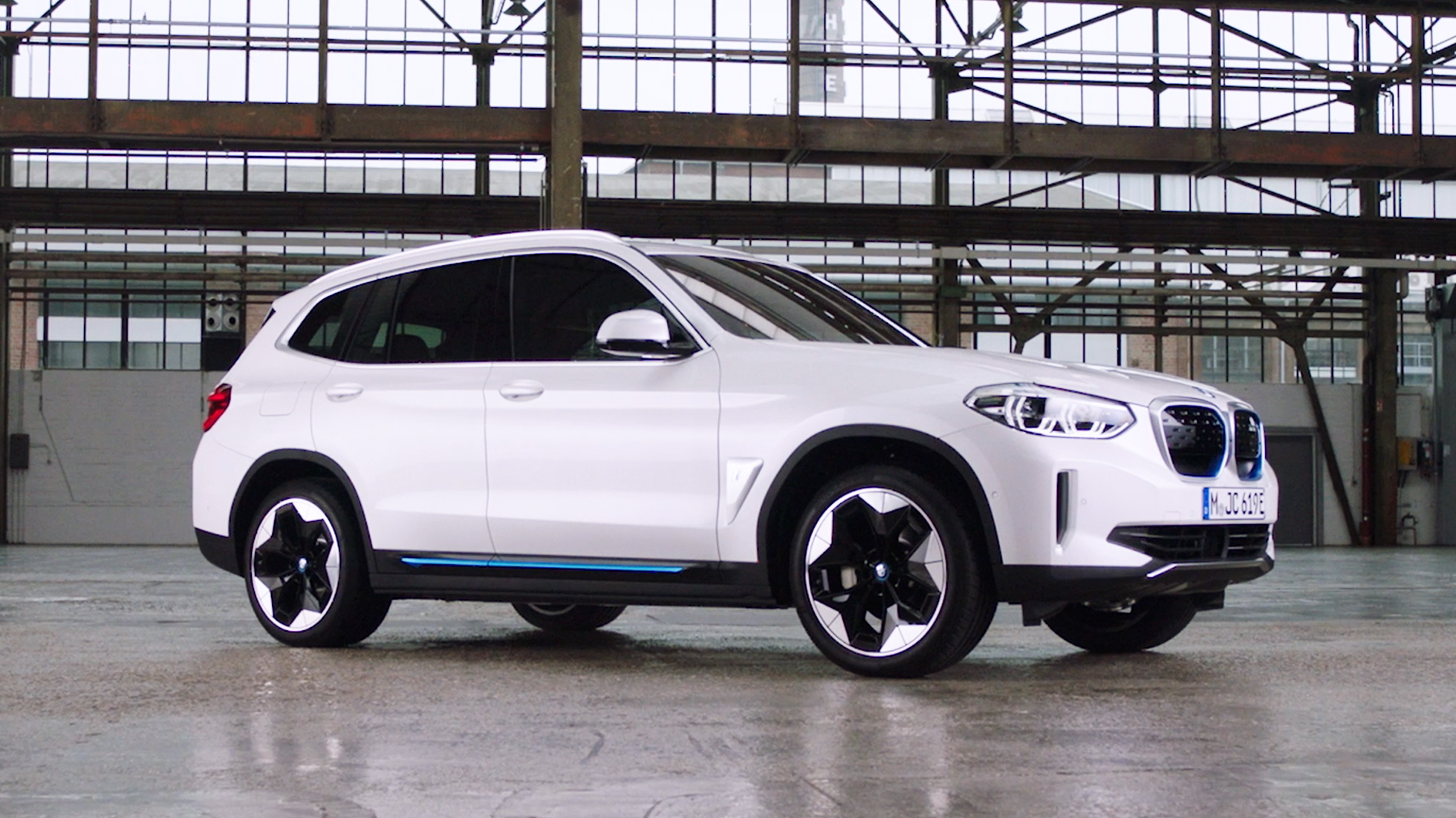 BMW iX3, G08, 2020, savienojamība, video BMW iX3, G08, 2020, metāliska Mineral White krāsa, savienojamība, video