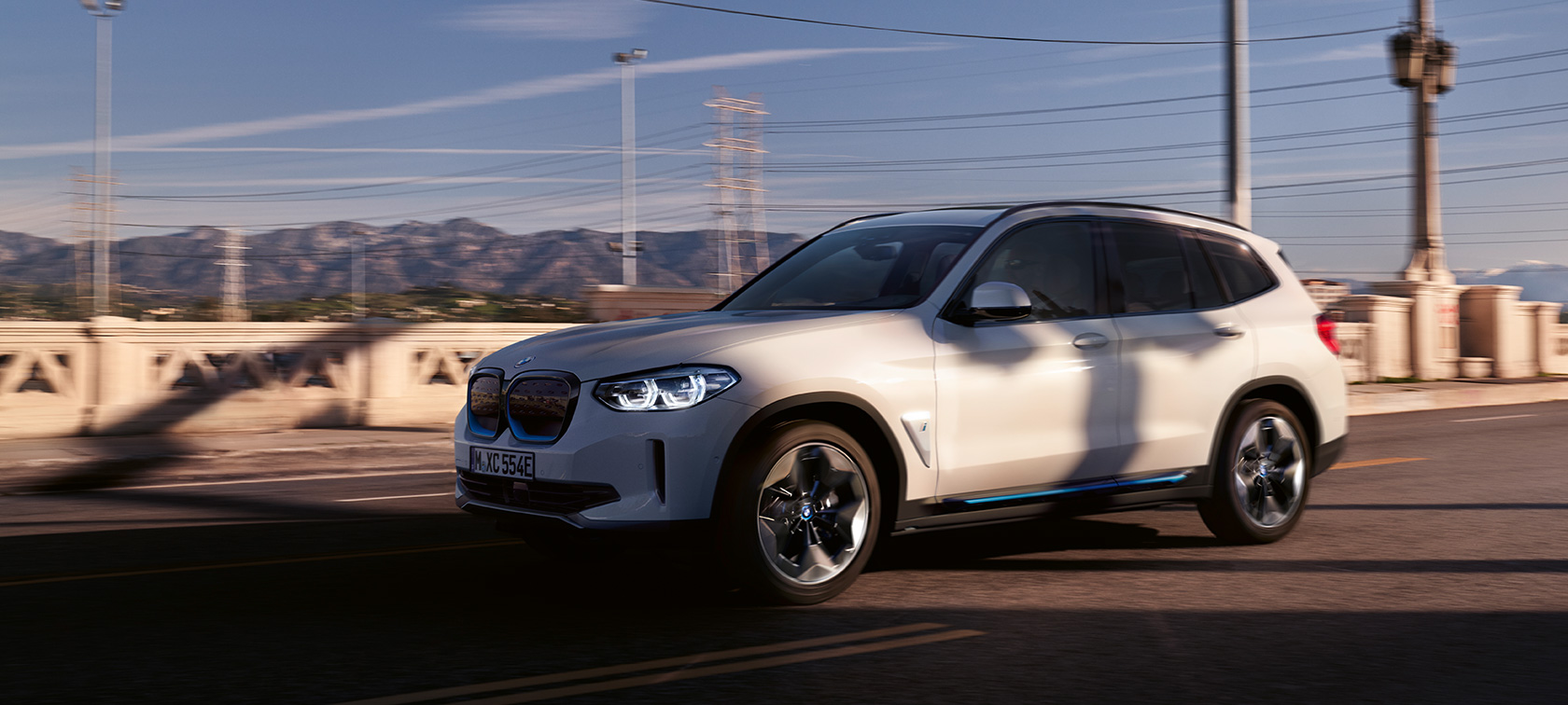 BMW iX3, G08, trīs ceturtdaļu priekšpuses skats, pa ceļu braucošs automobilis BMW iX3 G08 2020, metāliska Mineral White krāsa, trīs ceturtdaļu priekšpuses skats, pa ceļu braucošs automobilis