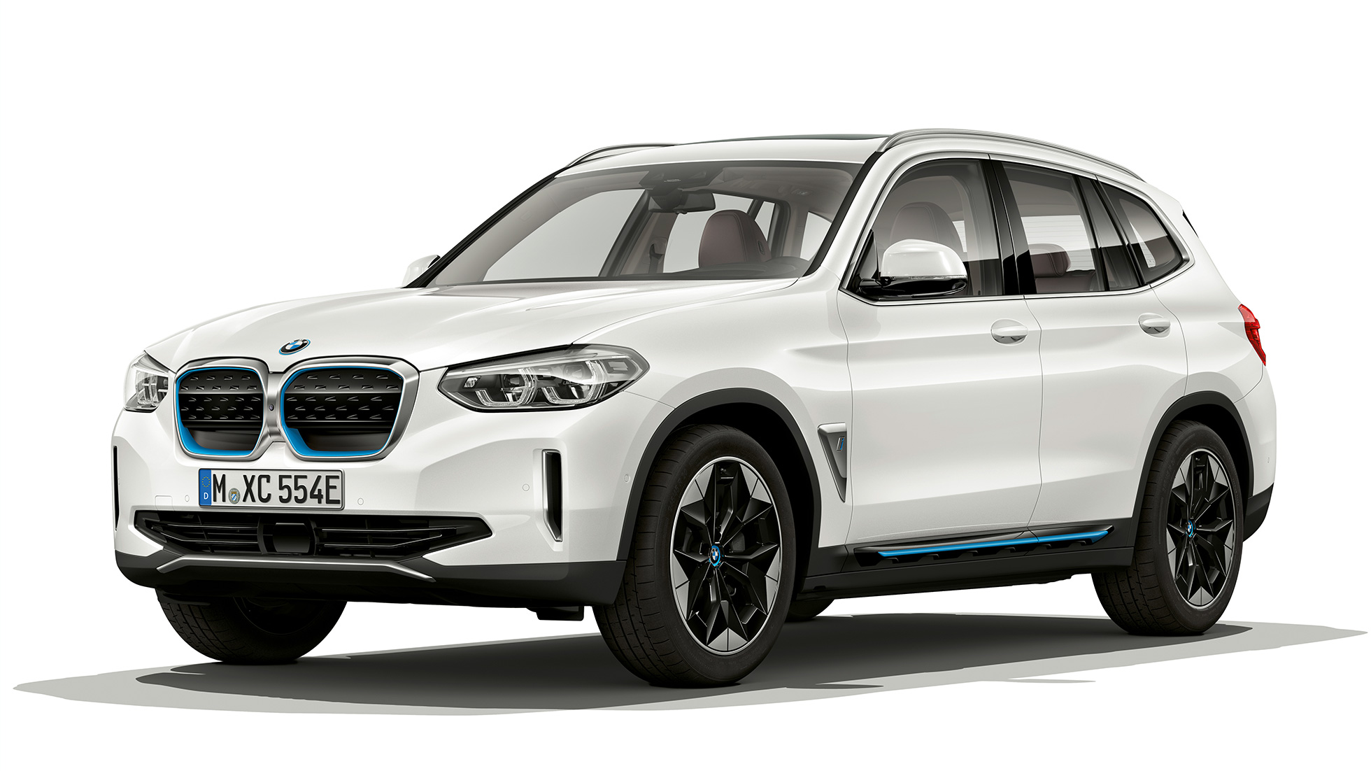 BMW iX3, G08, Impressive modelis, trīs ceturtdaļu priekšpuses skats BMW iX3 G08, 2020, Impressive modelis, metāliska Mineral White krāsa, trīs ceturtdaļu priekšpuses skats