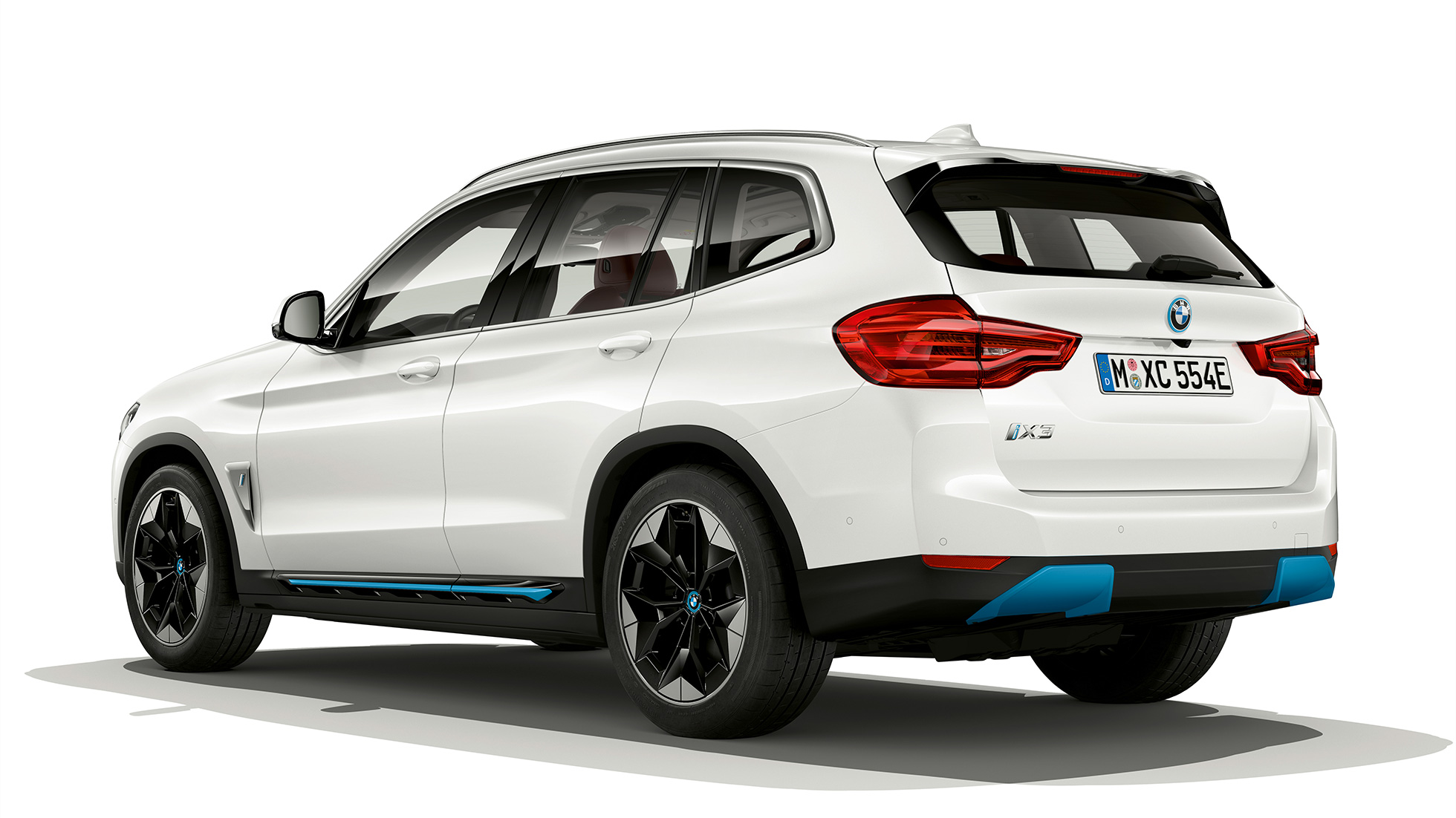 BMW iX3, G08, Impressive modelis, trīs ceturtdaļu aizmugures skats BMW iX3 G08, 2020, Impressive modelis, metāliska Mineral White krāsa, trīs ceturtdaļu aizmugures skats