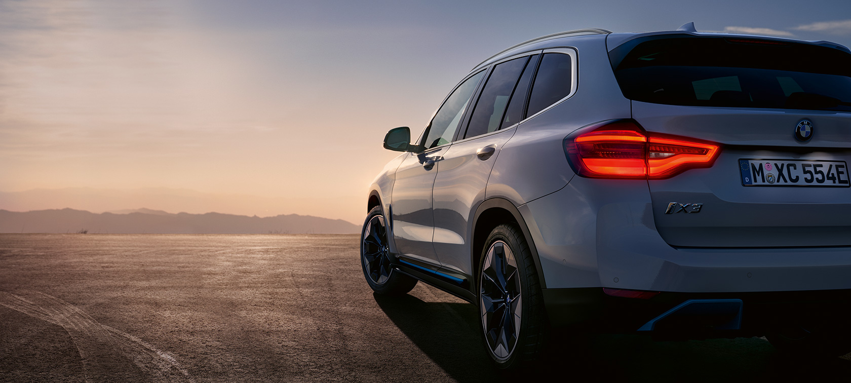 BMW iX3, uz ielas stāvošs automobilis BMW iX3, G08, 2020, metāliska Mineral White krāsa, trīs ceturtdaļu aizmugures skats,stāvošs automobilis uz ielas