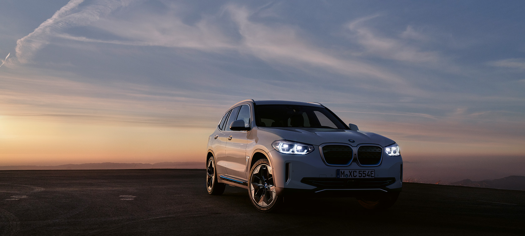 BMW iX3 G08, 2020, trīs ceturtdaļu priekšpuses skats BMW iX3, G08, 2020, trīs ceturtdaļu priekšpuses skats, stāvošs automobilis vakara noskaņā