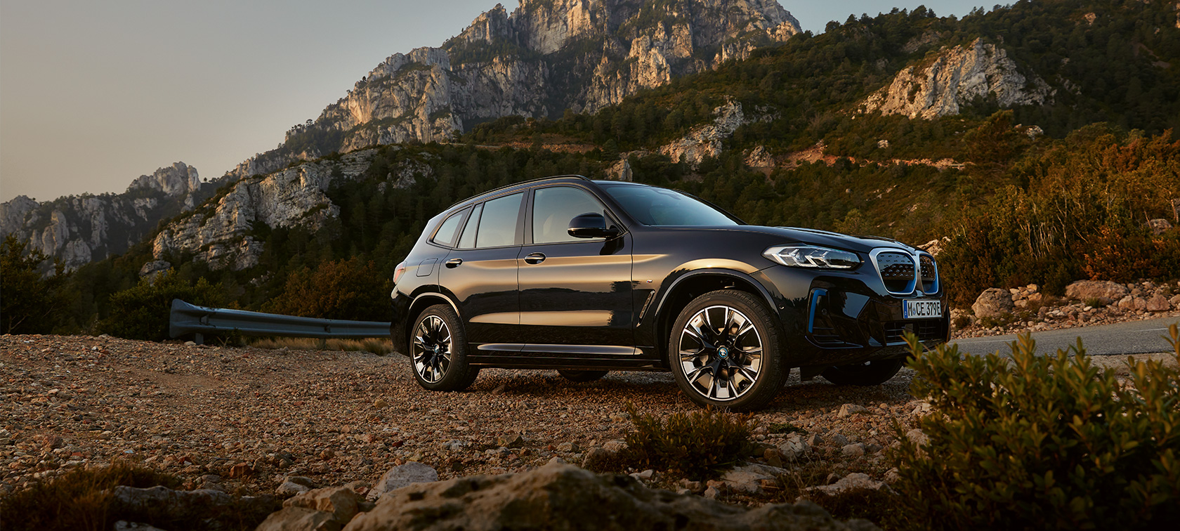 BMW iX3, G08, 2021, M Carbon Black krāsa, sānskats