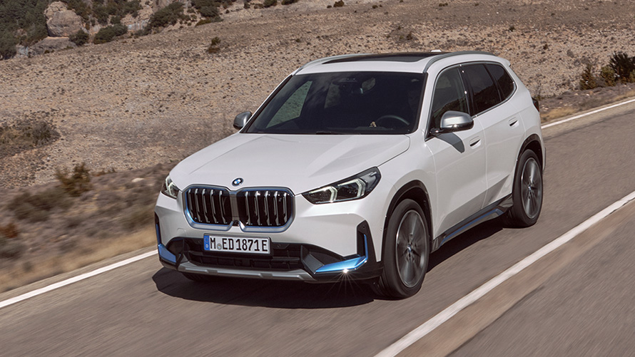 BMW iX1, U11, pirmā paaudze, trīs ceturtdaļu priekšpuses skats, braucienā uz ceļa BMW X sērija, BMW iX1, U11, pirmā paaudze, trīs ceturtdaļu priekšpuses skats, braucienā uz ceļa