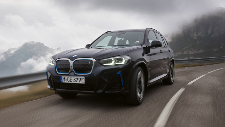 BMW X sērija, BMW iX3, G08, pirmā paaudze, trīs ceturtdaļu priekšpuses skats, braucienā BMW X sērija, BMW iX3, G08, pirmā paaudze, trīs ceturtdaļu priekšpuses skats, braucienā