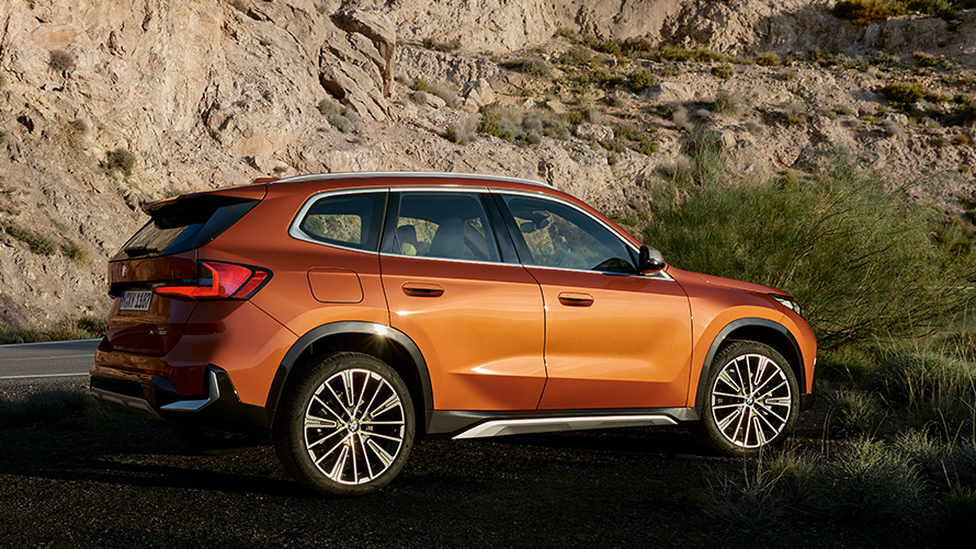 BMW X1, U11, trešā paaudze, trīs ceturtdaļu priekšpuses skats, uz ceļa BMW X sērija, BMW X1, U11, trešā paaudze, trīs ceturtdaļu priekšpuses skats, uz ceļa