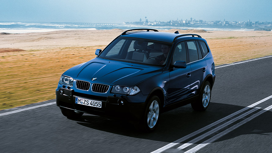 BMW X3, E83, pirmā paaudze, trīs ceturtdaļu priekšpuses skats, braucienā uz ielas BMW X sērija, BMW X3, E83, pirmā paaudze, trīs ceturtdaļu priekšpuses skats, braucienā uz ielas