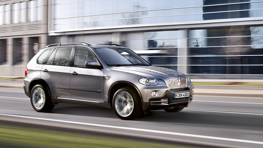 BMW X5, E70, otrā paaudze, sānskats, braucienā uz ielas BMW X sērija, BMW X5, E70, otrā paaudze, sānskats, braucienā uz ielas