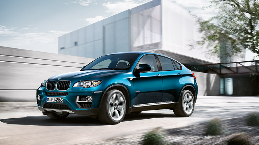 BMW X6, E71, pirmā paaudze, trīs ceturtdaļu sānskats, stāvošs automobilis uz ēkas fona BMW X sērija, BMW X6, E71, pirmā paaudze, trīs ceturtdaļu sānskats, stāvošs automobilis uz ēkas fona