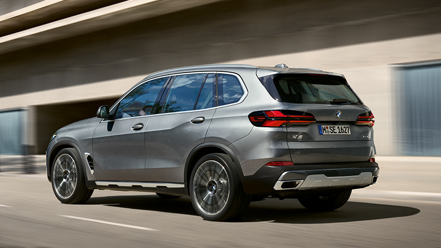 BMW X5, G05, piektā paaudze, trīs ceturtdaļu aizmugures skats BMW X sērija, BMW X5, G05, piektā paaudze, trīs ceturtdaļu aizmugures skats, braucienā uz ielas
