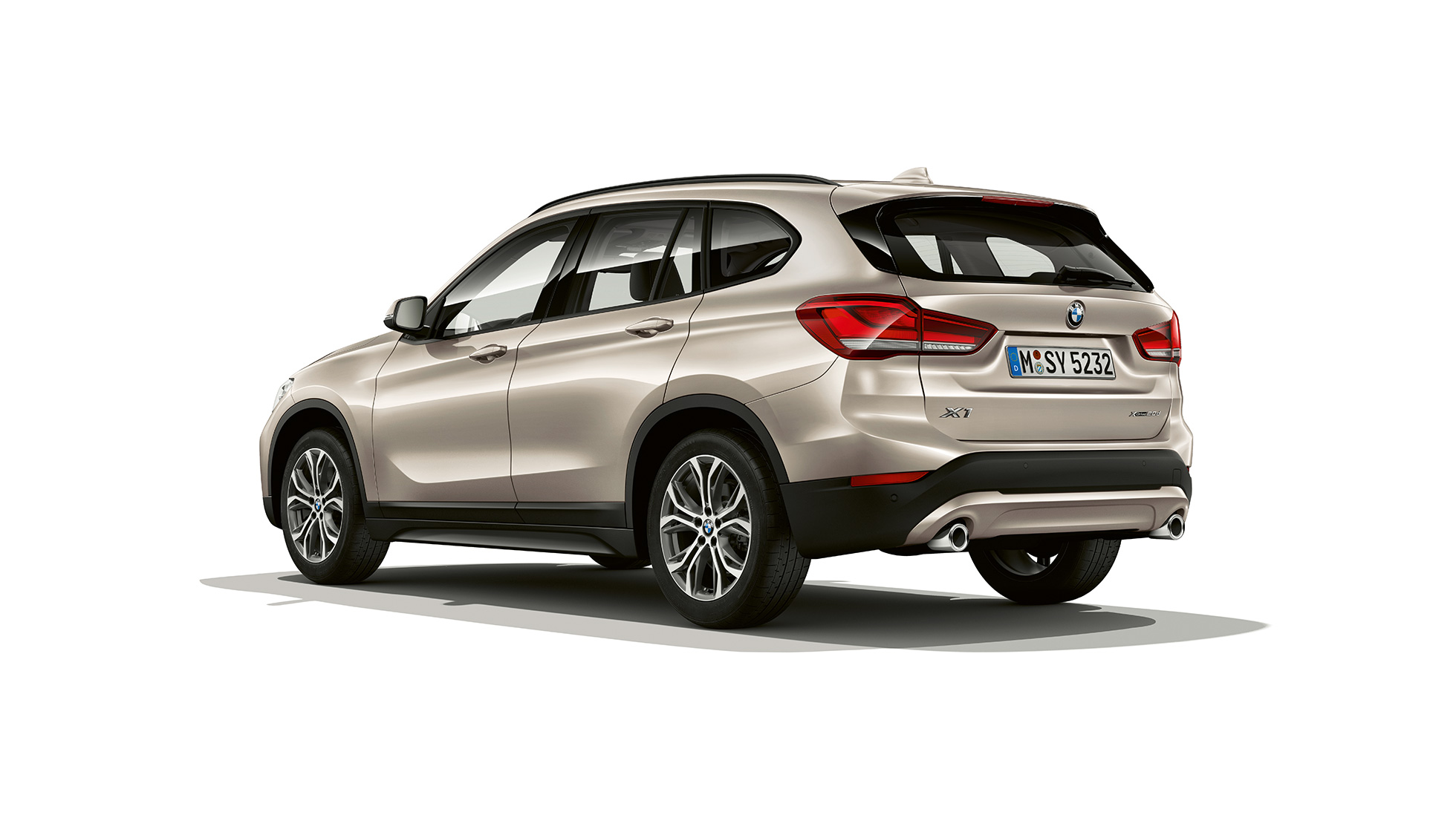 BMW X1, Advantage modelis, trīs ceturtdaļu skatā no aizmugures. BMW X1, Advantage modelis, uzņēmums studijā trīs ceturtdaļu skatā no priekšpuses.