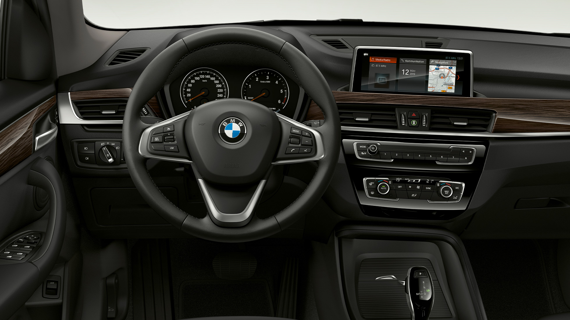 BMW X1, Advantage modelis, salons. BMW X1, Advantage modelis, salons ar fokusu uz kokpitu.