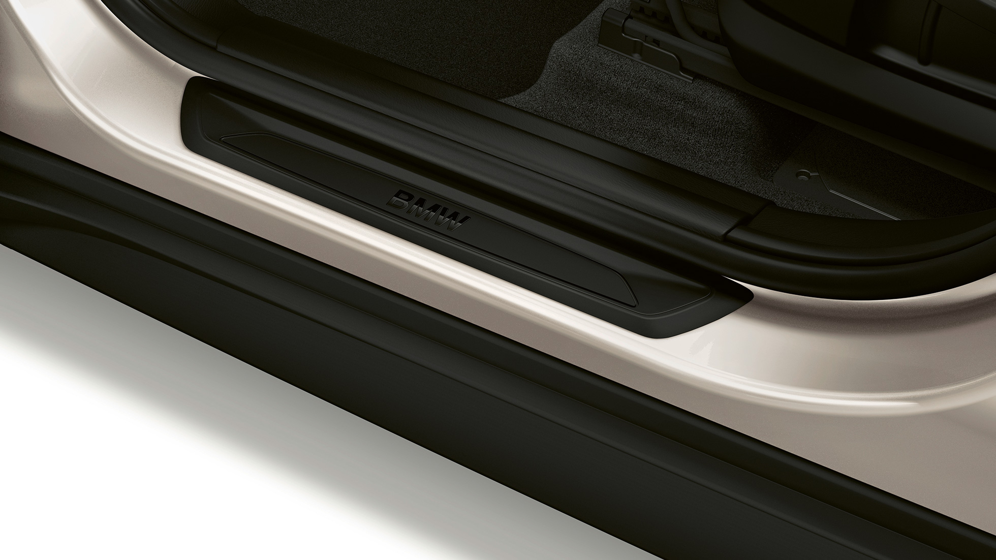 BMW X1, Advantage modelis, durvju slieksnis. BMW X1, Advantage modelis, skats no sāniem ar durvju sliekšņa tuvplānu.
