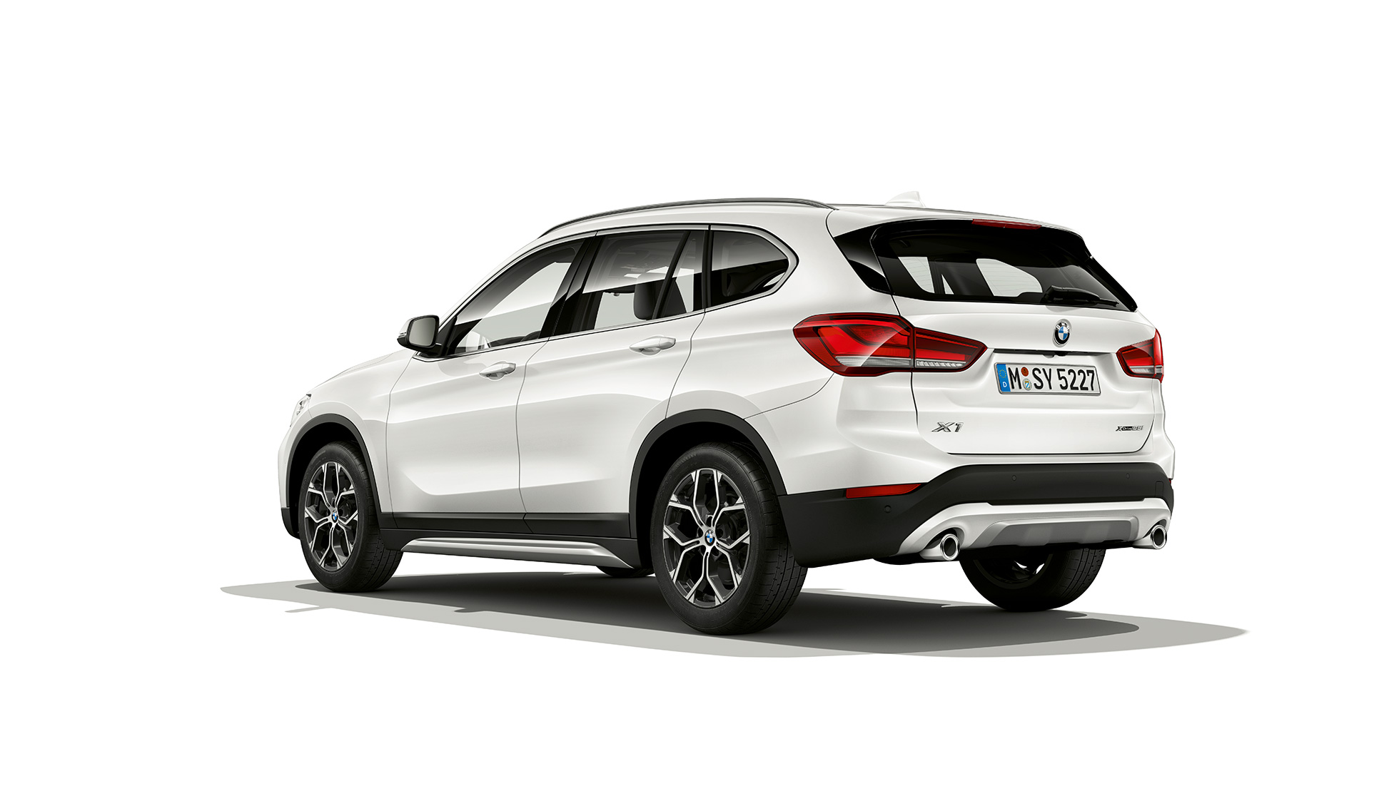 BMW X1, xLine modelis, trīs ceturtdaļu skatā no aizmugures. BMW X1, xLine modelis, uzņēmums studijā trīs ceturtdaļu skatā no priekšpuses.
