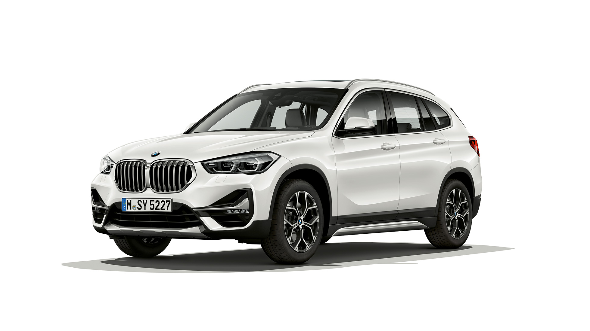 BMW X1, xLine modelis, trīs ceturtdaļu skatā no priekšpuses. BMW X1, xLine modelis, uzņēmums studijā trīs ceturtdaļu skatā no priekšpuses.