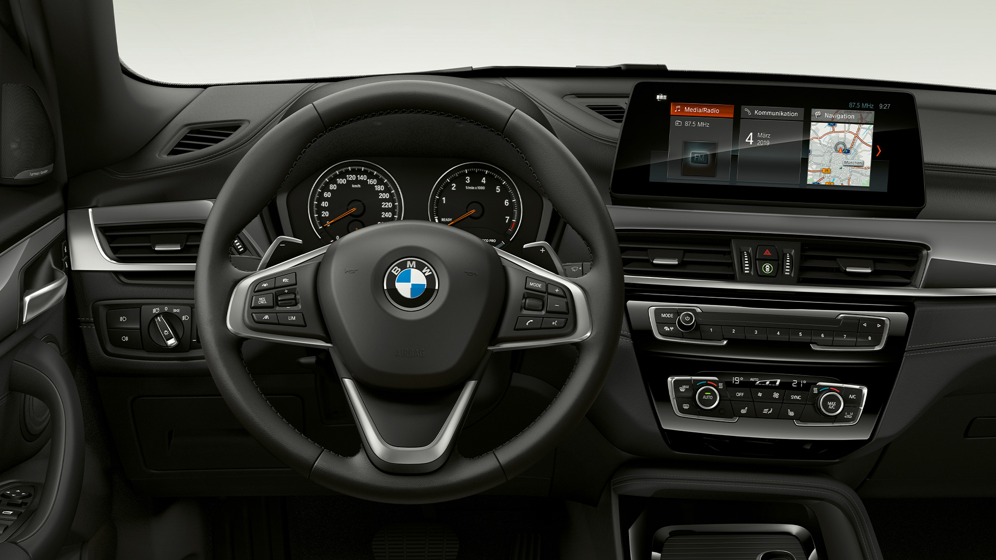 BMW X1, xLine modelis, salons. BMW X1, xLine modelis, salons ar fokusu uz kokpitu.