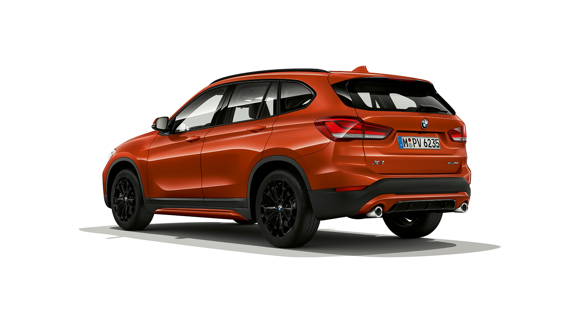 BMW X1, Sport Line modelis, trīs ceturtdaļu skatā no aizmugures. BMW X1, Sport Line modelis, uzņēmums studijā trīs ceturtdaļu skatā no priekšpuses.