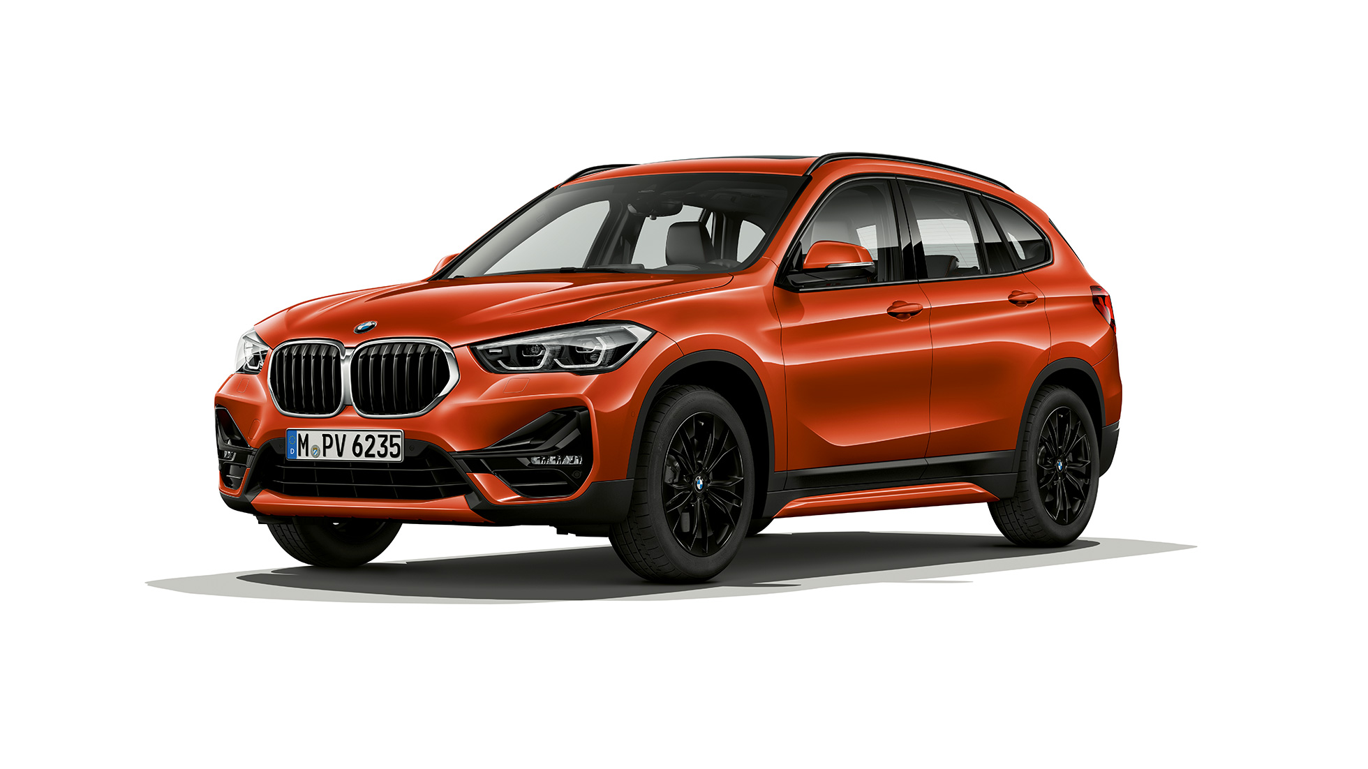 BMW X1, Sport Line modelis, trīs ceturtdaļu skatā no priekšpuses. BMW X1, Sport Line modelis, uzņēmums studijā trīs ceturtdaļu skatā no priekšpuses.