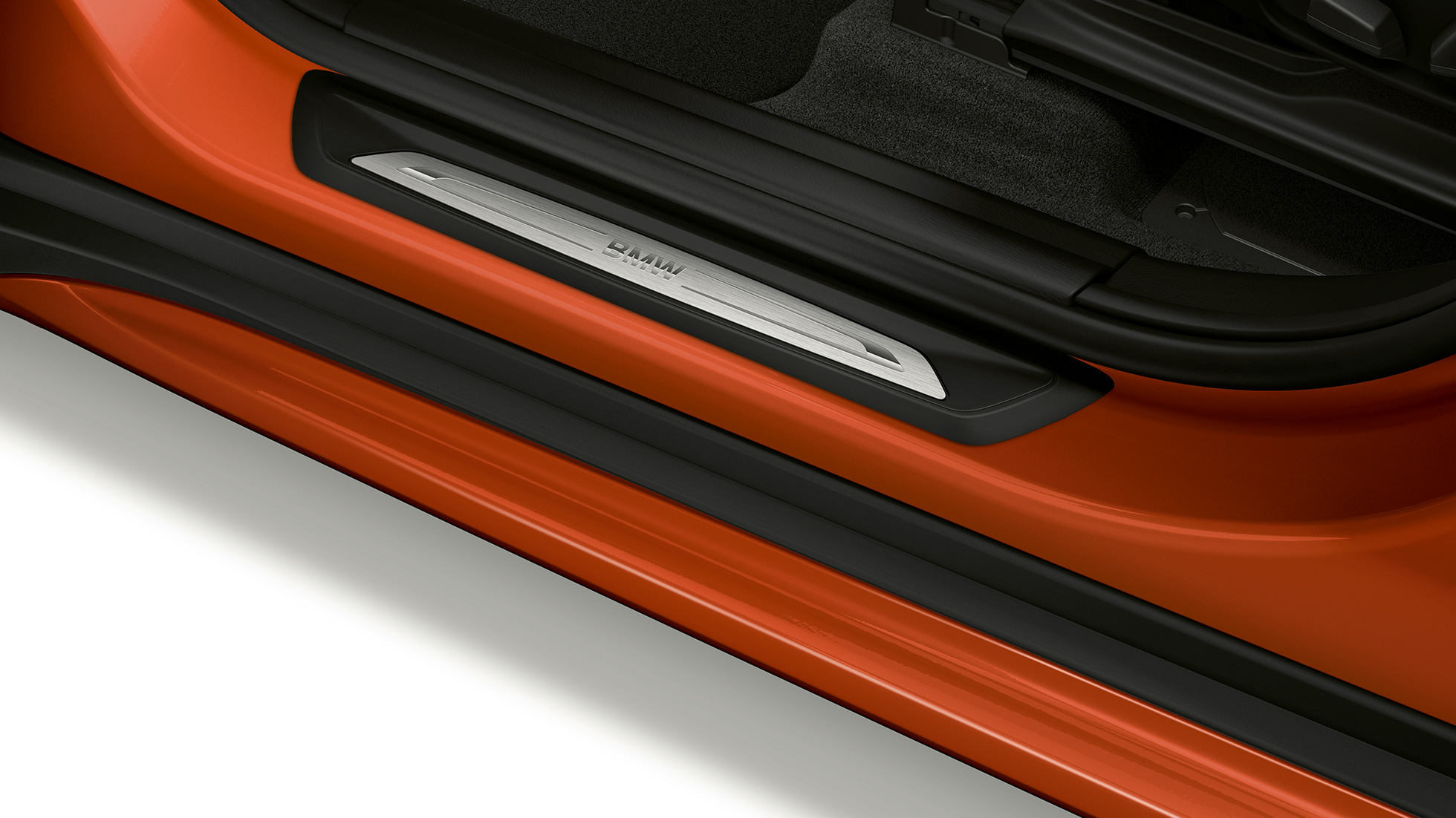 BMW X1, Sport Line modelis, durvju slieksnis. BMW X1, Sport Line modelis, skats no sāniem ar durvju sliekšņa tuvplānu.