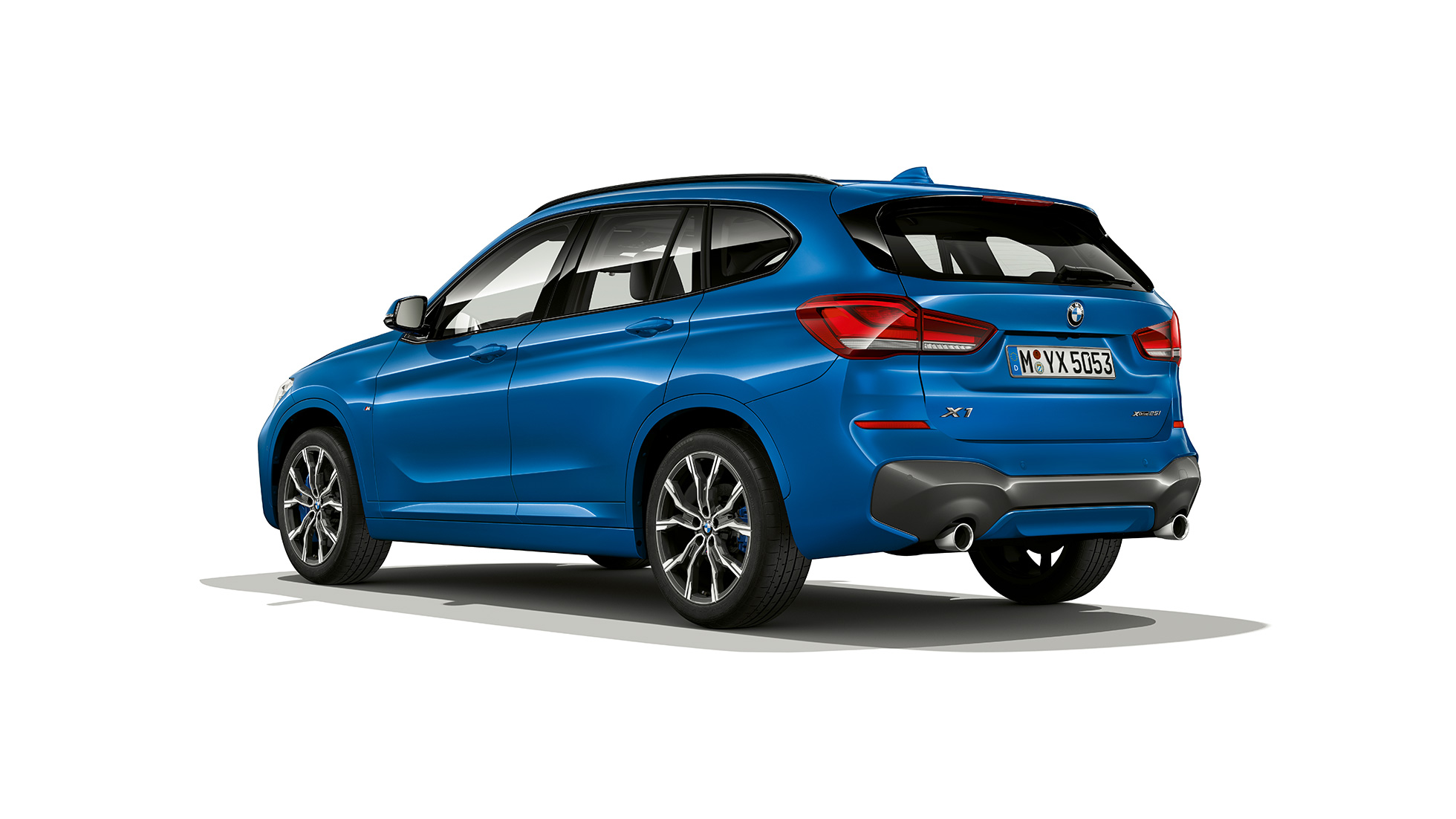 BMW X1, M Sport modelis, trīs ceturtdaļu aizmugures skats. BMW X1, M Sport modelis, uzņēmums studijā trīs ceturtdaļu skatā no priekšpuses.