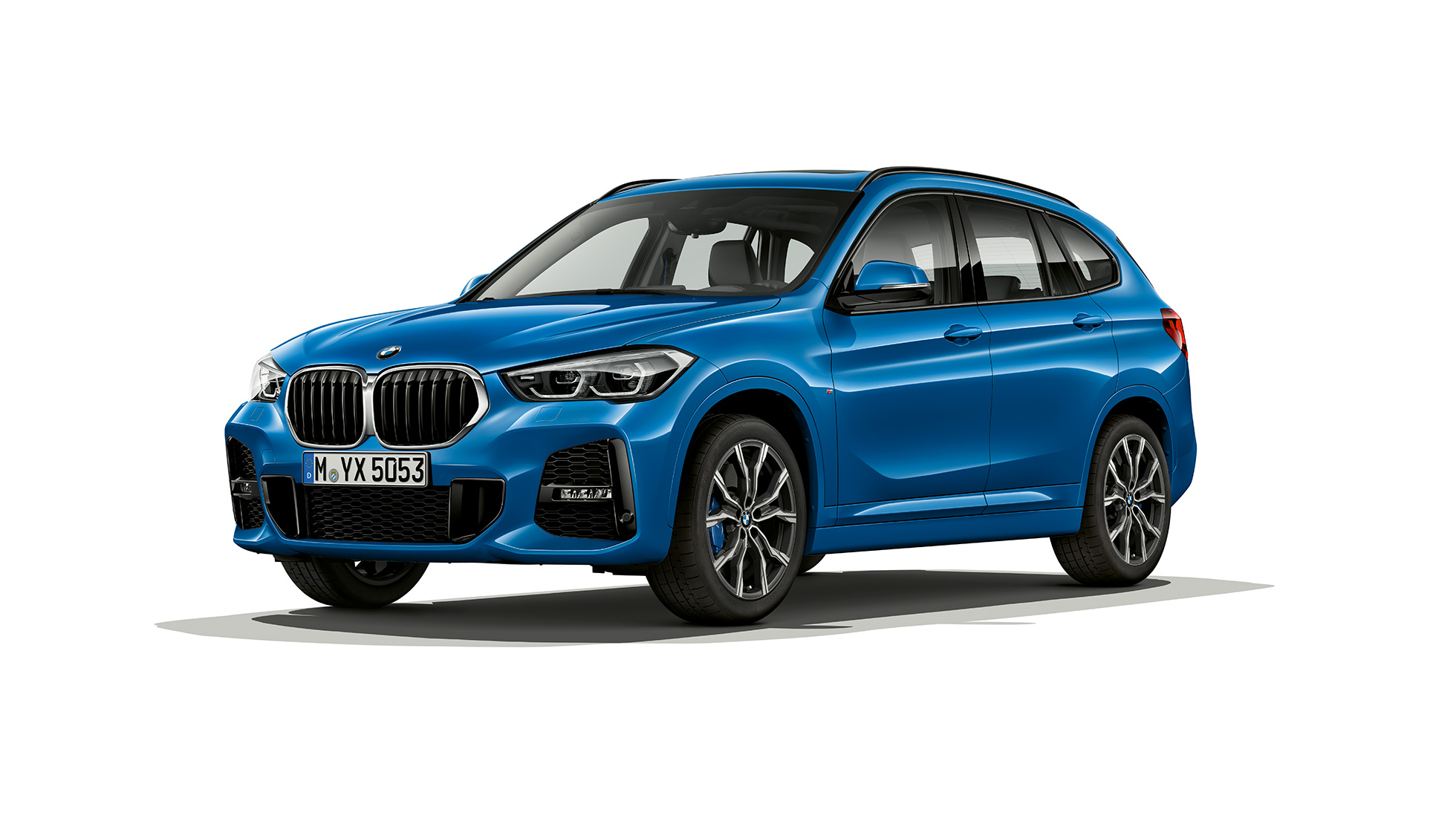 BMW X1, M Sport modelis, trīs ceturtdaļu skatā no priekšpuses. BMW X1, M Sport modelis, uzņēmums studijā trīs ceturtdaļu skatā no priekšpuses.