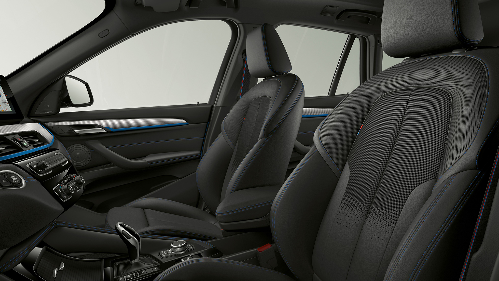 BMW X1, M Sport modelis, apdare. BMW X1, M Sport modelis, salons ar fokusu uz apdari.