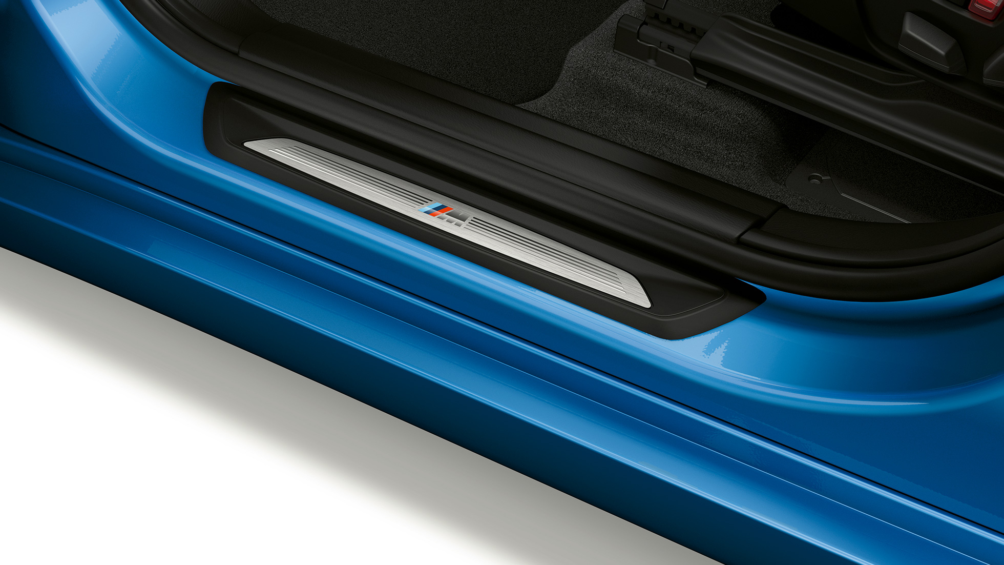 BMW X1, M Sport modelis, durvju slieksnis. BMW X1, M Sport modelis, skats no sāniem ar durvju sliekšņa tuvplānu.