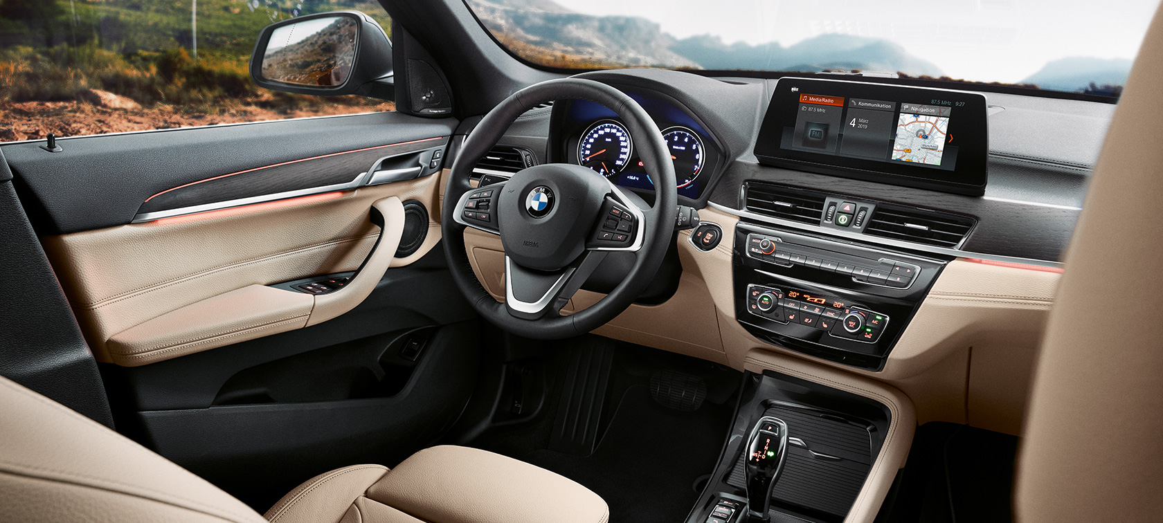 BMW X1, kokpits. BMW X1, salons ar fokusu uz kokpitu.