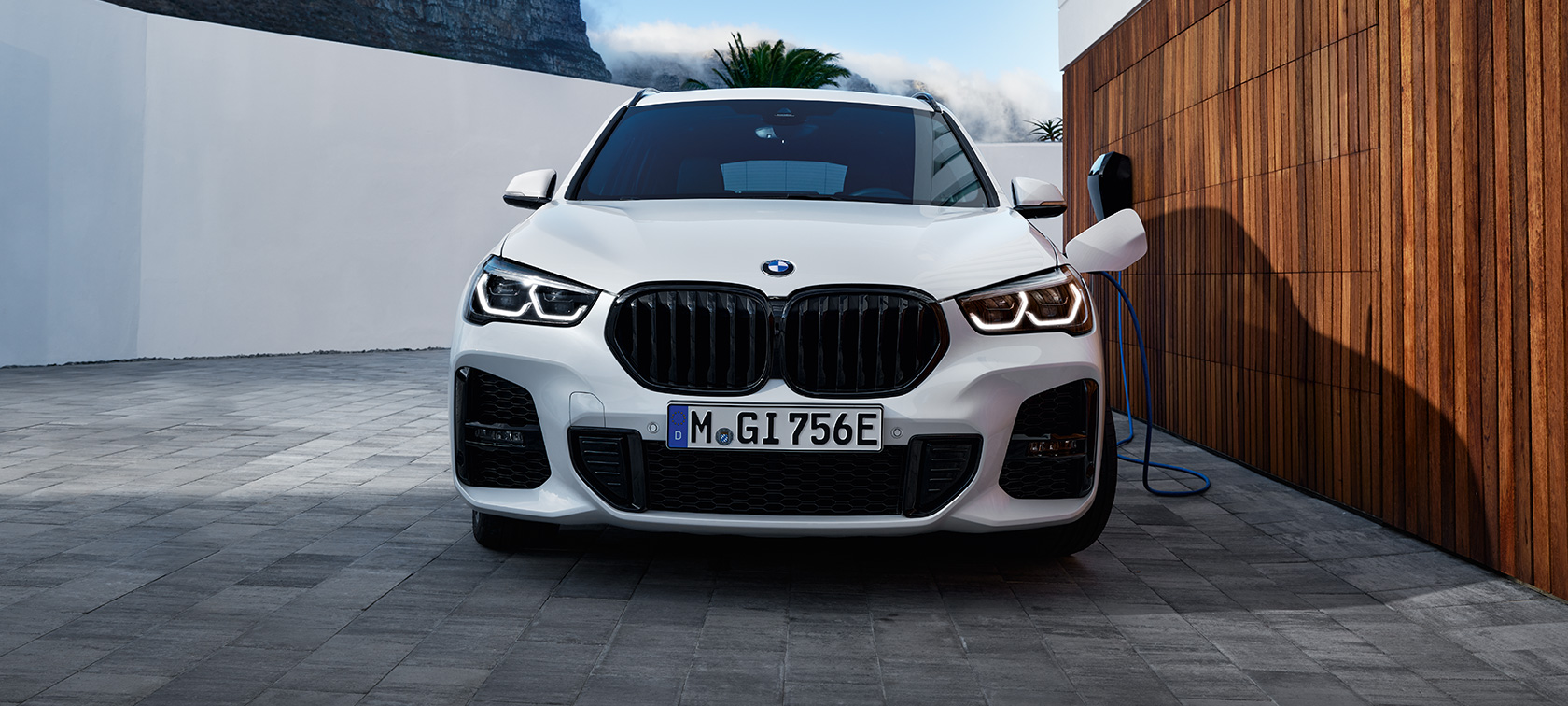 Hibrīdauto, BMW X1 xDrive25e, F48, priekšpuses skats Hibrīdauto, BMW X1 xDrive25e, F48, priekšpuses skats, uzlāde
