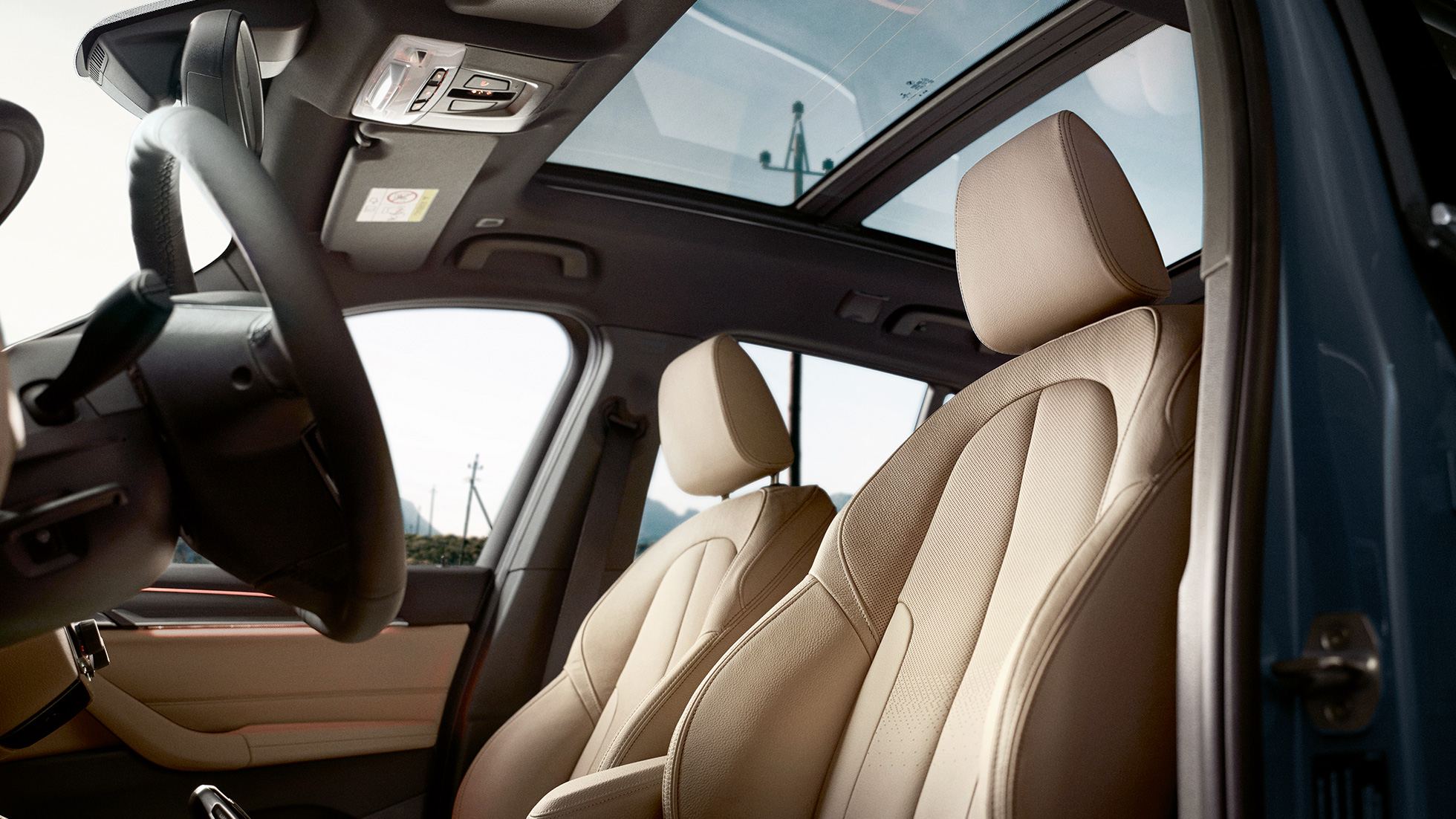 BMW X1 Competition, sporta sēdekļi. BMW X1 salons, skats uz ergonomiskiem sporta sēdekļiem.