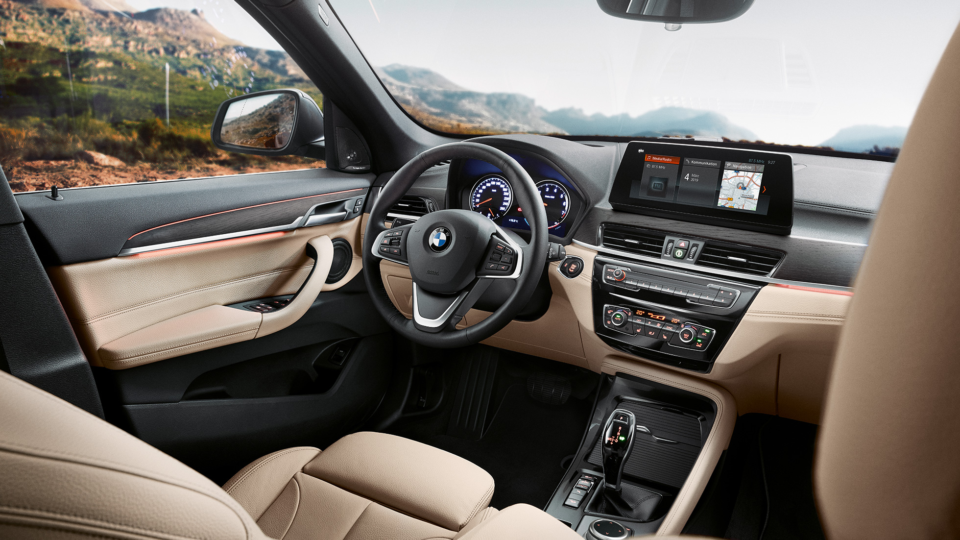 BMW X1 salons, kokpits. BMW X1 salons, skats uz 10,25 collu vadības displeju kokpitā.