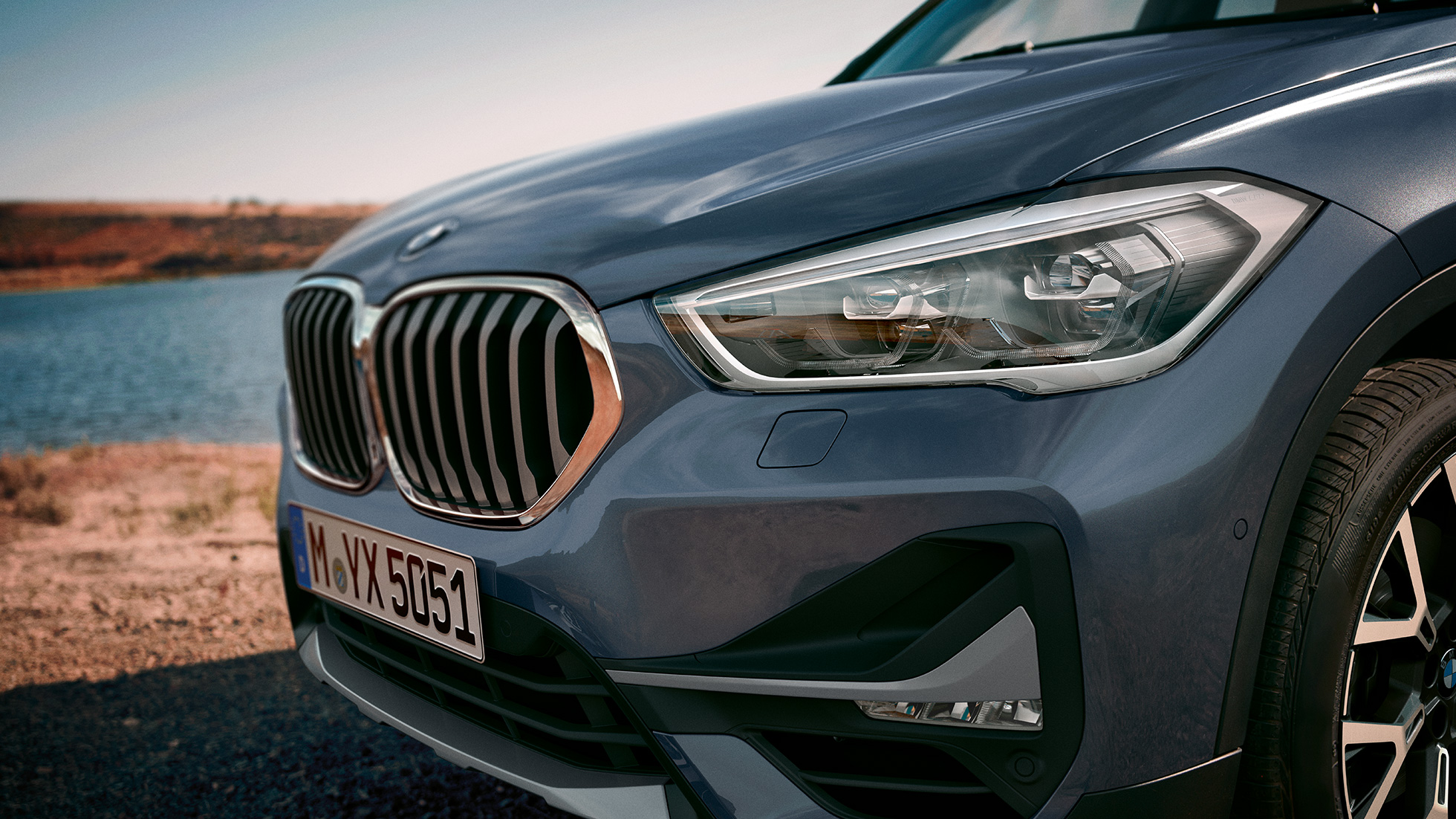 BMW X1, adaptīvie LED priekšējie lukturi. BMW X1, adaptīvo LED priekšējo lukturu tuvplāns.