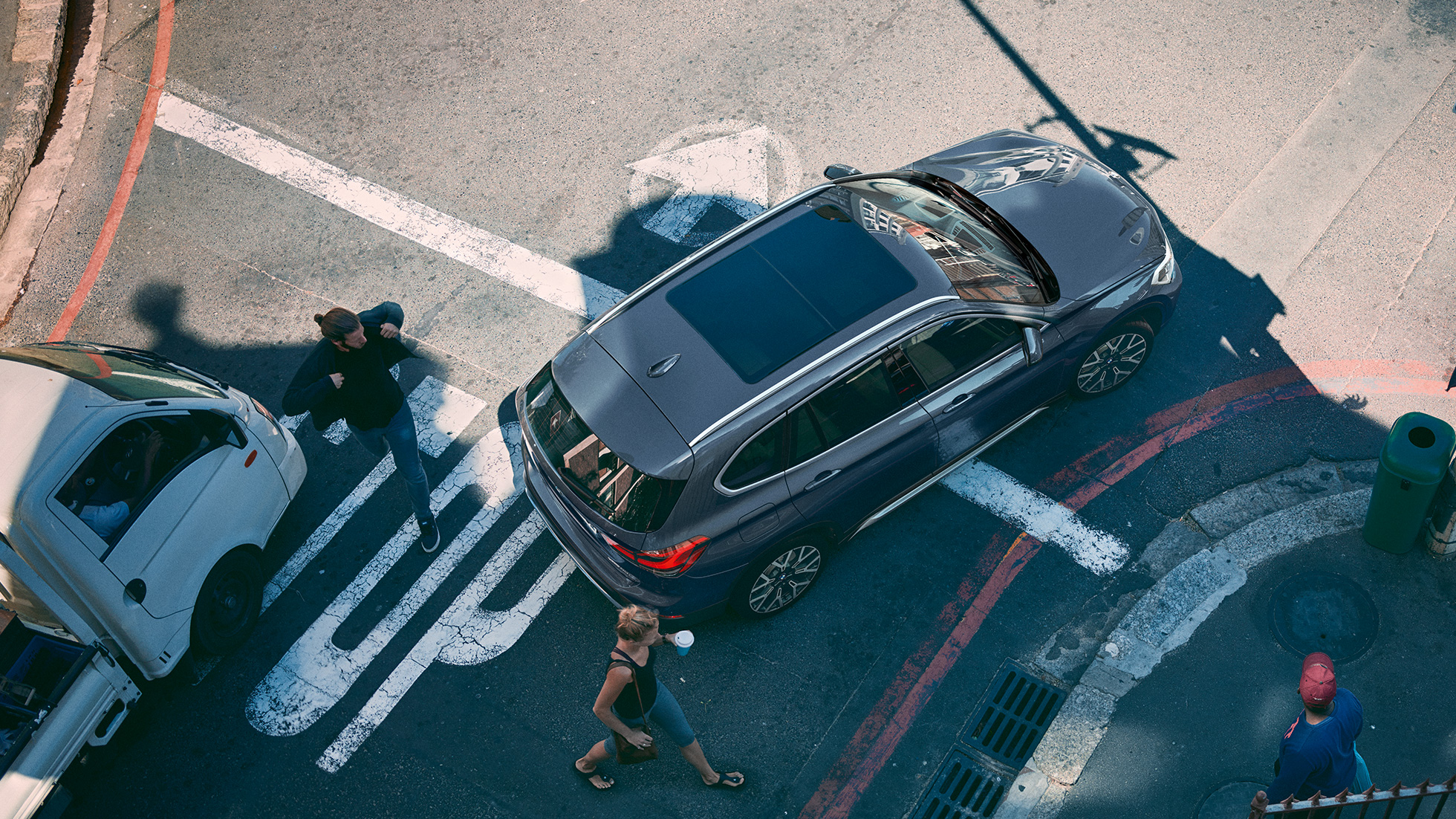 BMW X1, panorāmas jumta lūka. BMW X1, skats uz panorāmas jumta lūku no antenas perspektīvas.